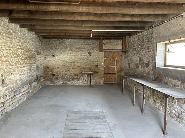 GRANDE MAISON AVEC VASTE SÉJOUR, 3 CHAMBRES, DÉPENDANCES DONT 4 GARAGES, PUITS ET CITERNE SUR 1656 M²