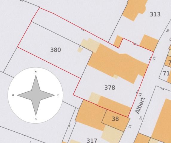 GRANDE MAISON AVEC VASTE SÉJOUR, 3 CHAMBRES, DÉPENDANCES DONT 4 GARAGES, PUITS ET CITERNE SUR 1656 M²