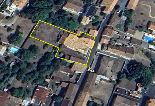 GRANDE MAISON AVEC VASTE SÉJOUR, 3 CHAMBRES, DÉPENDANCES DONT 4 GARAGES, PUITS ET CITERNE SUR 1656 M²