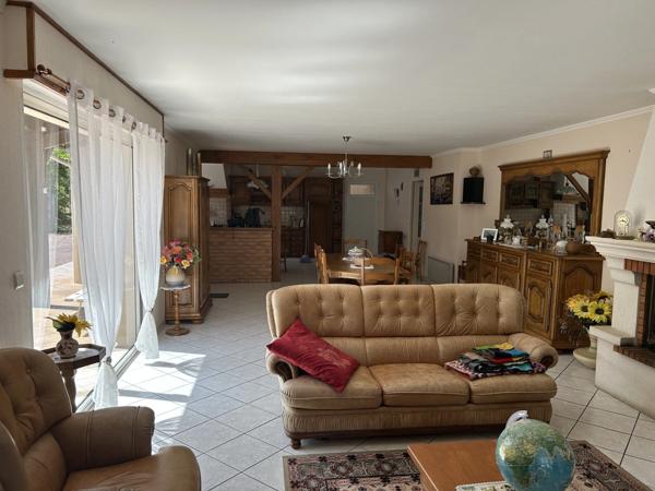 GRANDE MAISON AVEC VASTE SÉJOUR, 3 CHAMBRES, DÉPENDANCES DONT 4 GARAGES, PUITS ET CITERNE SUR 1656 M²