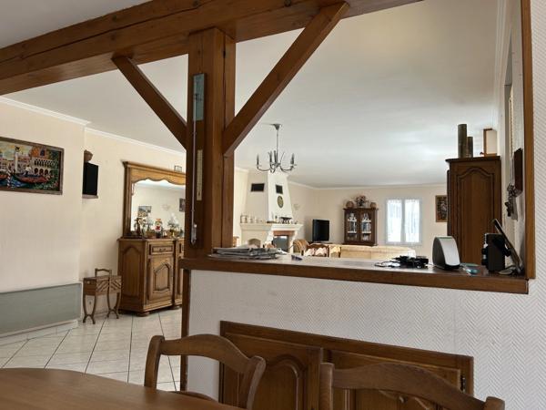 GRANDE MAISON AVEC VASTE SÉJOUR, 3 CHAMBRES, DÉPENDANCES DONT 4 GARAGES, PUITS ET CITERNE SUR 1656 M²