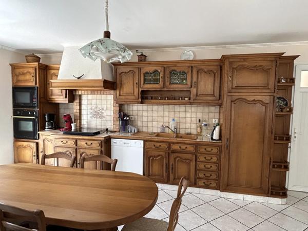 GRANDE MAISON AVEC VASTE SÉJOUR, 3 CHAMBRES, DÉPENDANCES DONT 4 GARAGES, PUITS ET CITERNE SUR 1656 M²