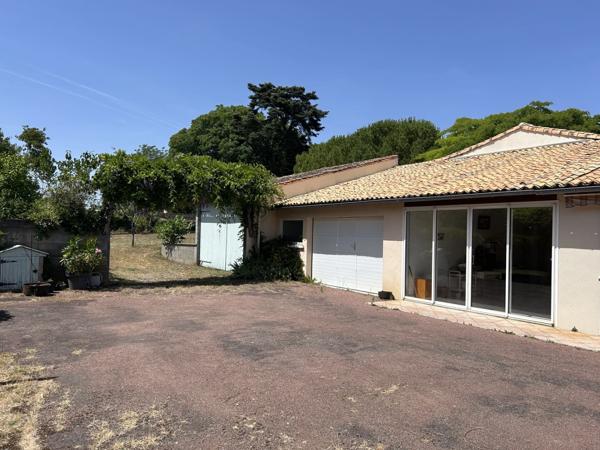 GRANDE MAISON AVEC VASTE SÉJOUR, 3 CHAMBRES, DÉPENDANCES DONT 4 GARAGES, PUITS ET CITERNE SUR 1656 M²