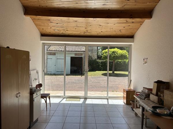 GRANDE MAISON AVEC VASTE SÉJOUR, 3 CHAMBRES, DÉPENDANCES DONT 4 GARAGES, PUITS ET CITERNE SUR 1656 M²