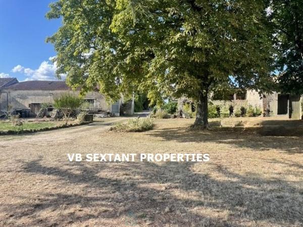 Entre-Deux-Mers, près de Sauveterre de Guyenne, Charme et Authenticité pour cet ancien corps de ferme en cour carrée  avec dépendances