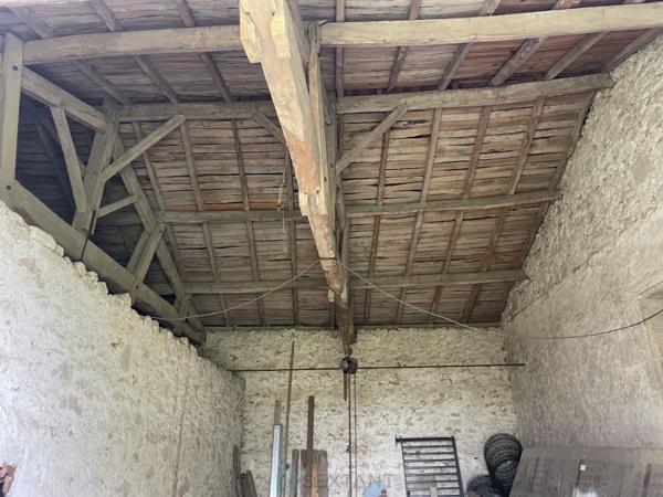 Entre-Deux-Mers, près de Sauveterre de Guyenne, Charme et Authenticité pour cet ancien corps de ferme en cour carrée  avec dépendances