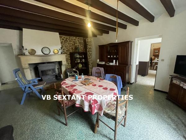 Entre-Deux-Mers, près de Sauveterre de Guyenne, Charme et Authenticité pour cet ancien corps de ferme en cour carrée  avec dépendances