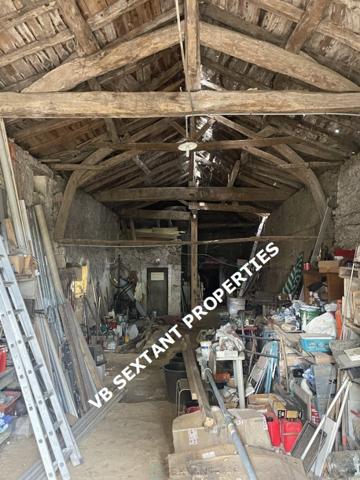 Entre-Deux-Mers, près de Sauveterre de Guyenne, Charme et Authenticité pour cet ancien corps de ferme en cour carrée  avec dépendances