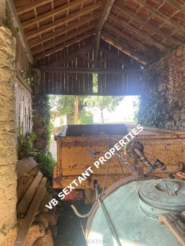 Entre-Deux-Mers, près de Sauveterre de Guyenne, Charme et Authenticité pour cet ancien corps de ferme en cour carrée  avec dépendances