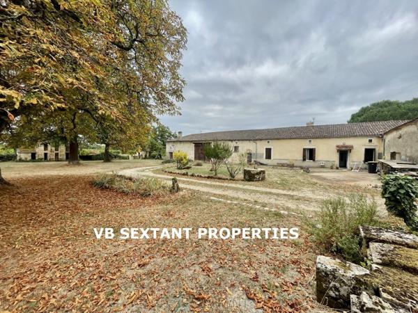 Entre-Deux-Mers, près de Sauveterre de Guyenne, Charme et Authenticité pour cet ancien corps de ferme en cour carrée  avec dépendances