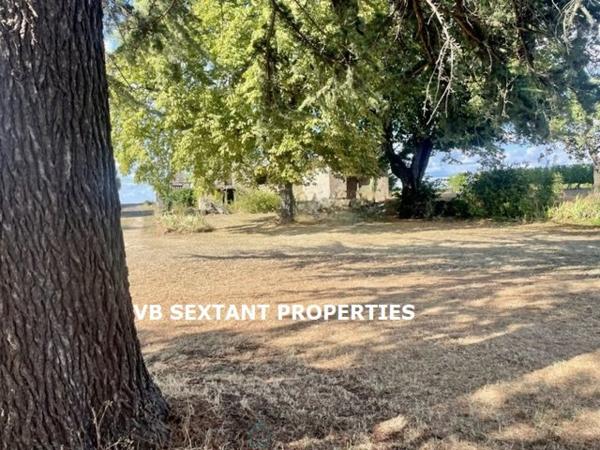 Entre-Deux-Mers, près de Sauveterre de Guyenne, Charme et Authenticité pour cet ancien corps de ferme en cour carrée  avec dépendances