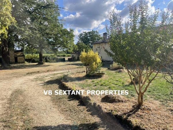 Entre-Deux-Mers, près de Sauveterre de Guyenne, Charme et Authenticité pour cet ancien corps de ferme en cour carrée  avec dépendances