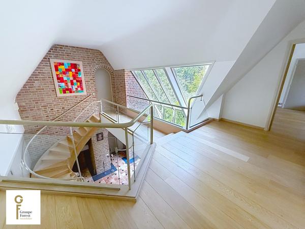 EMPLACEMENT DE PREMIER ORDRE POUR CETTE DEMEURE SEMI PLAIN-PIED