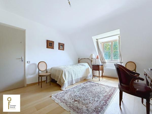EMPLACEMENT DE PREMIER ORDRE POUR CETTE DEMEURE SEMI PLAIN-PIED