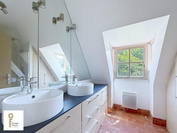 EMPLACEMENT DE PREMIER ORDRE POUR CETTE DEMEURE SEMI PLAIN-PIED