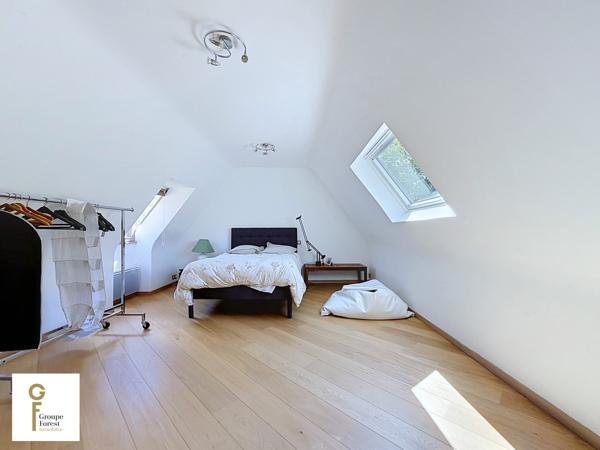 EMPLACEMENT DE PREMIER ORDRE POUR CETTE DEMEURE SEMI PLAIN-PIED