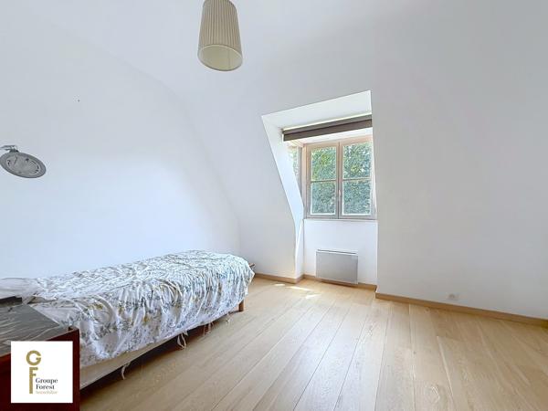 EMPLACEMENT DE PREMIER ORDRE POUR CETTE DEMEURE SEMI PLAIN-PIED