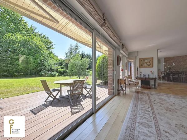 EMPLACEMENT DE PREMIER ORDRE POUR CETTE DEMEURE SEMI PLAIN-PIED