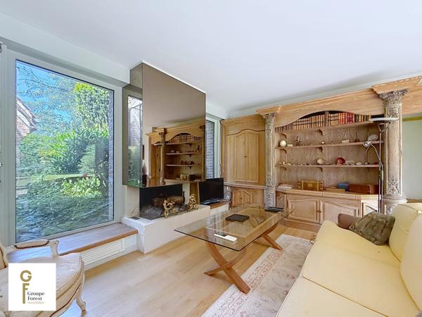 EMPLACEMENT DE PREMIER ORDRE POUR CETTE DEMEURE SEMI PLAIN-PIED