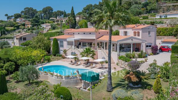 Villa de style méditerranéen avec vue dégagée sur la mer