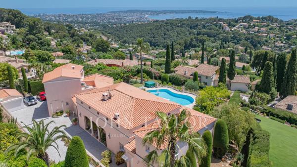Villa de style méditerranéen avec vue dégagée sur la mer