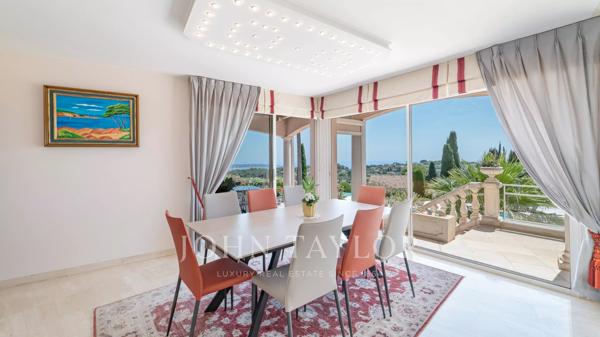 Villa de style méditerranéen avec vue dégagée sur la mer