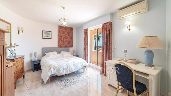 Villa de style méditerranéen avec vue dégagée sur la mer