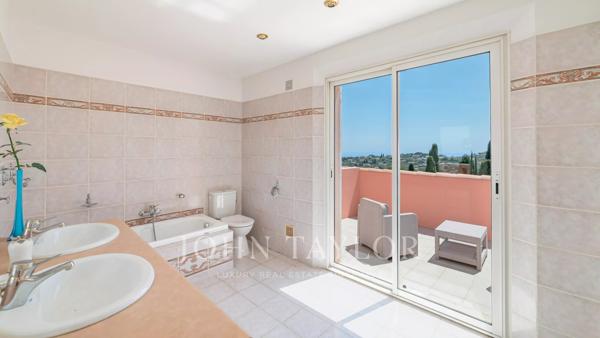 Villa de style méditerranéen avec vue dégagée sur la mer