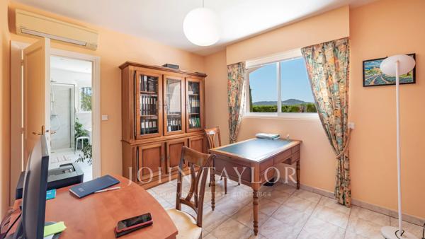 Villa de style méditerranéen avec vue dégagée sur la mer