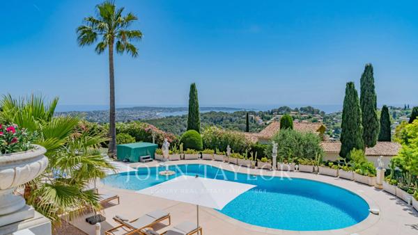 Villa de style méditerranéen avec vue dégagée sur la mer