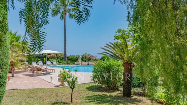 Villa de style méditerranéen avec vue dégagée sur la mer