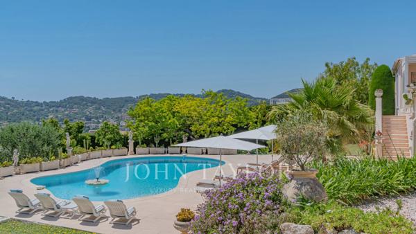 Villa de style méditerranéen avec vue dégagée sur la mer