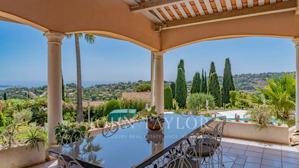 Villa de style méditerranéen avec vue dégagée sur la mer