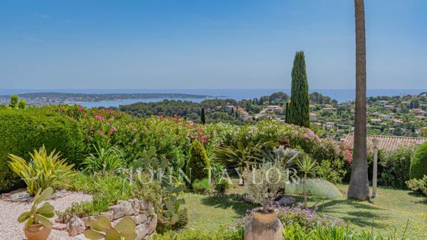 Villa de style méditerranéen avec vue dégagée sur la mer