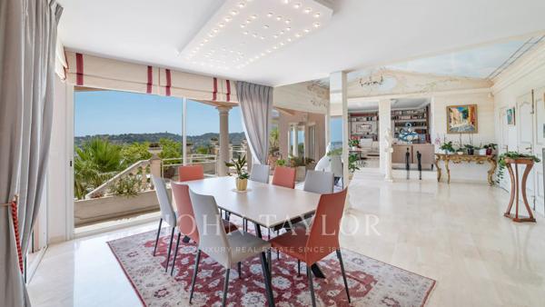 Villa de style méditerranéen avec vue dégagée sur la mer