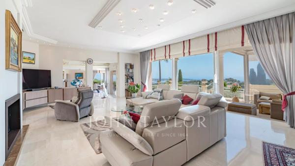 Villa de style méditerranéen avec vue dégagée sur la mer