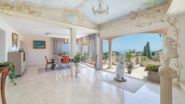 Villa de style méditerranéen avec vue dégagée sur la mer
