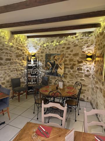 SALON-DE-PROVENCE – CENTRE HISTORIQUE – MURS TOUS COMMERCES
EMPLACEMENT STRATÉGIQUE – INVESTISSEMENT – FORT POTENTIEL COMMERCIAL

Au cœur du centre historique de Salon-de-Provence, ville dynamique et attractive de près de 45 000 habitants, je vous propose à la vente ces murs commerciaux tous commerces bénéficiant d’un emplacement privilégié.
Salon-de-Provence dispose d’un centre-ville particulièrement animé, avec plus de 100 commerces et boutiques, ainsi que d’un tissu économique important grâce notamment à la zone industrielle de La Gandonne, regroupant de nombreuses entreprises et activités au service de la population SALONNAISE.
Un bien idéal pour investisseurs ou entrepreneurs
Les murs accueillent actuellement un restaurant de 86 m², exploité dans un local en excellent état, offrant un outil de travail immédiatement opérationnel et parfaitement adapté à une activité commerciale.
Les atouts :
•	📍 Centre historique de Salon-de-Provence
•	🏢 Murs commerciaux tous commerces
•	🍽️ Local actuellement exploité en restaurant
•	📐 86 m²
•	✨ Excellent état général
•	🚗 Parking à seulement 2 minutes à pied
•	💼 Idéal investisseur ou entrepreneur
•	📈 Emplacement offrant une belle visibilité et un potentiel commercial intéressant
°       🍽️ Fond de Commerce disponible à la vente si vous êtes intéressé Mur + Fond à saisir !!! 
Une opportunité rare pour acquérir les murs d’un local commercial idéalement situé au cœur de Salon-de-Provence.
Pour obtenir davantage d’informations sur le bien, le bail en cours et les conditions de vente, n’hésitez pas à me contacter directement.
Laurent BILLARD – BSK Immobilier
A votre Écoute et Service
📲 06 02 06 11 01
✉️ l.billard@bskimmobilier.com