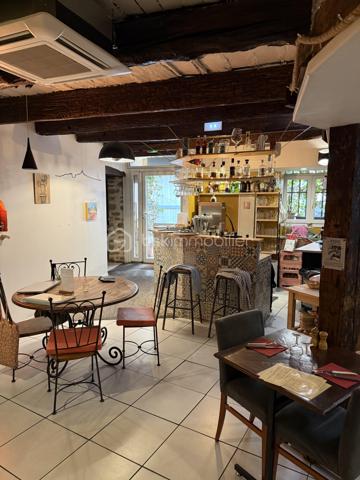 SALON-DE-PROVENCE – CENTRE HISTORIQUE – MURS TOUS COMMERCES
EMPLACEMENT STRATÉGIQUE – INVESTISSEMENT – FORT POTENTIEL COMMERCIAL

Au cœur du centre historique de Salon-de-Provence, ville dynamique et attractive de près de 45 000 habitants, je vous propose à la vente ces murs commerciaux tous commerces bénéficiant d’un emplacement privilégié.
Salon-de-Provence dispose d’un centre-ville particulièrement animé, avec plus de 100 commerces et boutiques, ainsi que d’un tissu économique important grâce notamment à la zone industrielle de La Gandonne, regroupant de nombreuses entreprises et activités au service de la population SALONNAISE.
Un bien idéal pour investisseurs ou entrepreneurs
Les murs accueillent actuellement un restaurant de 86 m², exploité dans un local en excellent état, offrant un outil de travail immédiatement opérationnel et parfaitement adapté à une activité commerciale.
Les atouts :
•	📍 Centre historique de Salon-de-Provence
•	🏢 Murs commerciaux tous commerces
•	🍽️ Local actuellement exploité en restaurant
•	📐 86 m²
•	✨ Excellent état général
•	🚗 Parking à seulement 2 minutes à pied
•	💼 Idéal investisseur ou entrepreneur
•	📈 Emplacement offrant une belle visibilité et un potentiel commercial intéressant
°       🍽️ Fond de Commerce disponible à la vente si vous êtes intéressé Mur + Fond à saisir !!! 
Une opportunité rare pour acquérir les murs d’un local commercial idéalement situé au cœur de Salon-de-Provence.
Pour obtenir davantage d’informations sur le bien, le bail en cours et les conditions de vente, n’hésitez pas à me contacter directement.
Laurent BILLARD – BSK Immobilier
A votre Écoute et Service
📲 06 02 06 11 01
✉️ l.billard@bskimmobilier.com