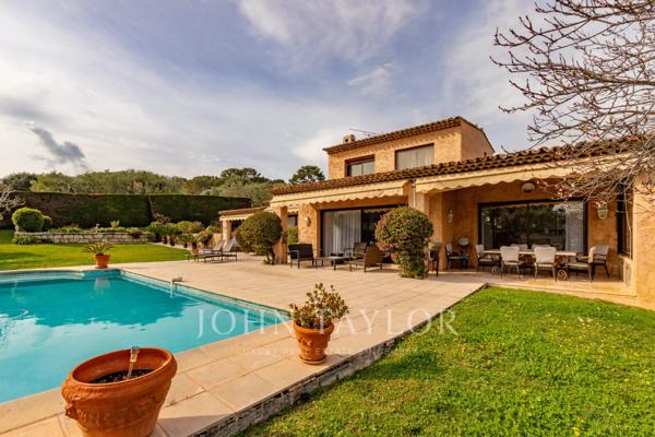 Antibes | Villa de charme au calme absolu avec jardin méditerranéen et beau potentiel