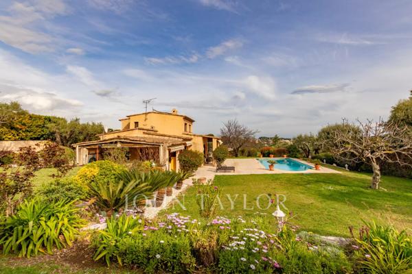 Antibes | Villa de charme au calme absolu avec jardin méditerranéen et beau potentiel