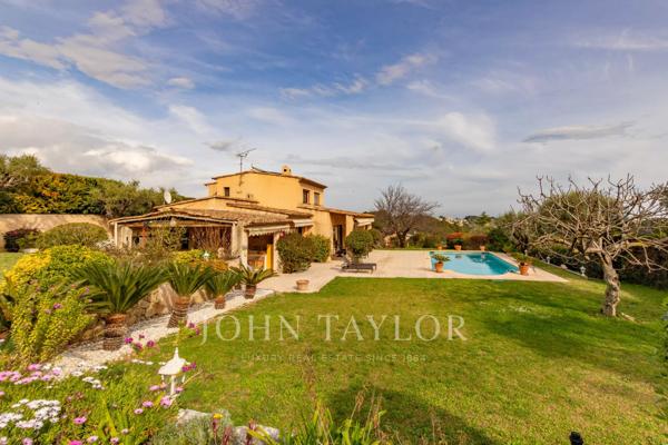 Antibes | Villa de charme au calme absolu avec jardin méditerranéen et beau potentiel