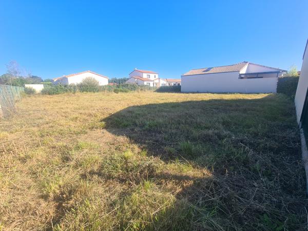 POITIERS, proche CHU, terrain constructible viabilisé avec tout à l'égout