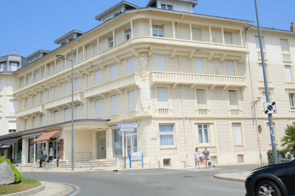 Royan, Pontaillac, La Plage derrière la porte !