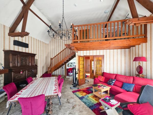 Maison à vendre 7 pièces sur les hauteurs de Lons-le-Saunier (39)