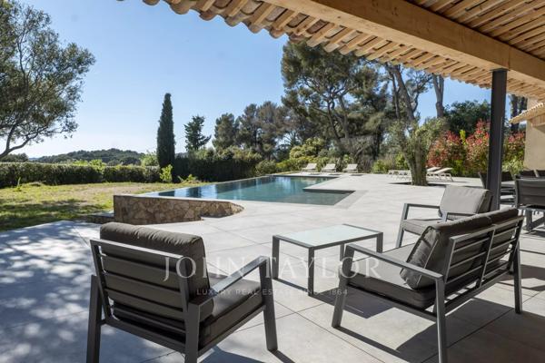Villa d’architecte rénovée 2024 – Vue mer panoramique & rooftop avec jacuzzi