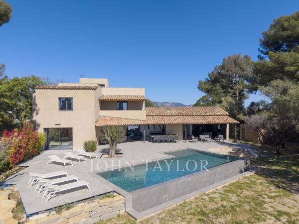 Villa d’architecte rénovée 2024 – Vue mer panoramique & rooftop avec jacuzzi