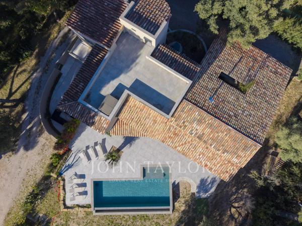 Villa d’architecte rénovée 2024 – Vue mer panoramique & rooftop avec jacuzzi