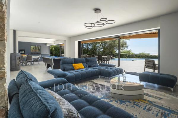 Villa d’architecte rénovée 2024 – Vue mer panoramique & rooftop avec jacuzzi
