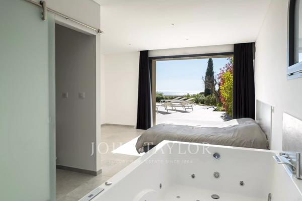 Villa d’architecte rénovée 2024 – Vue mer panoramique & rooftop avec jacuzzi